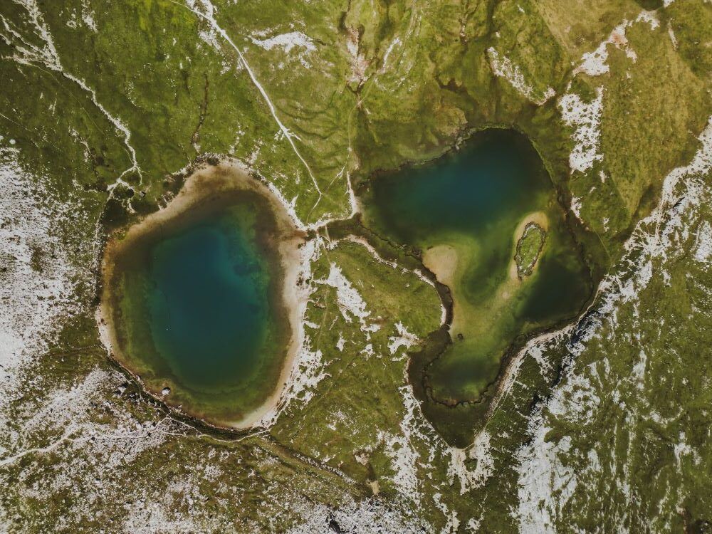 lago visto desde arriba en dolomitas